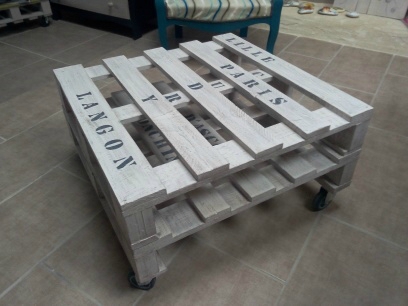 Pochoir table basse palette
