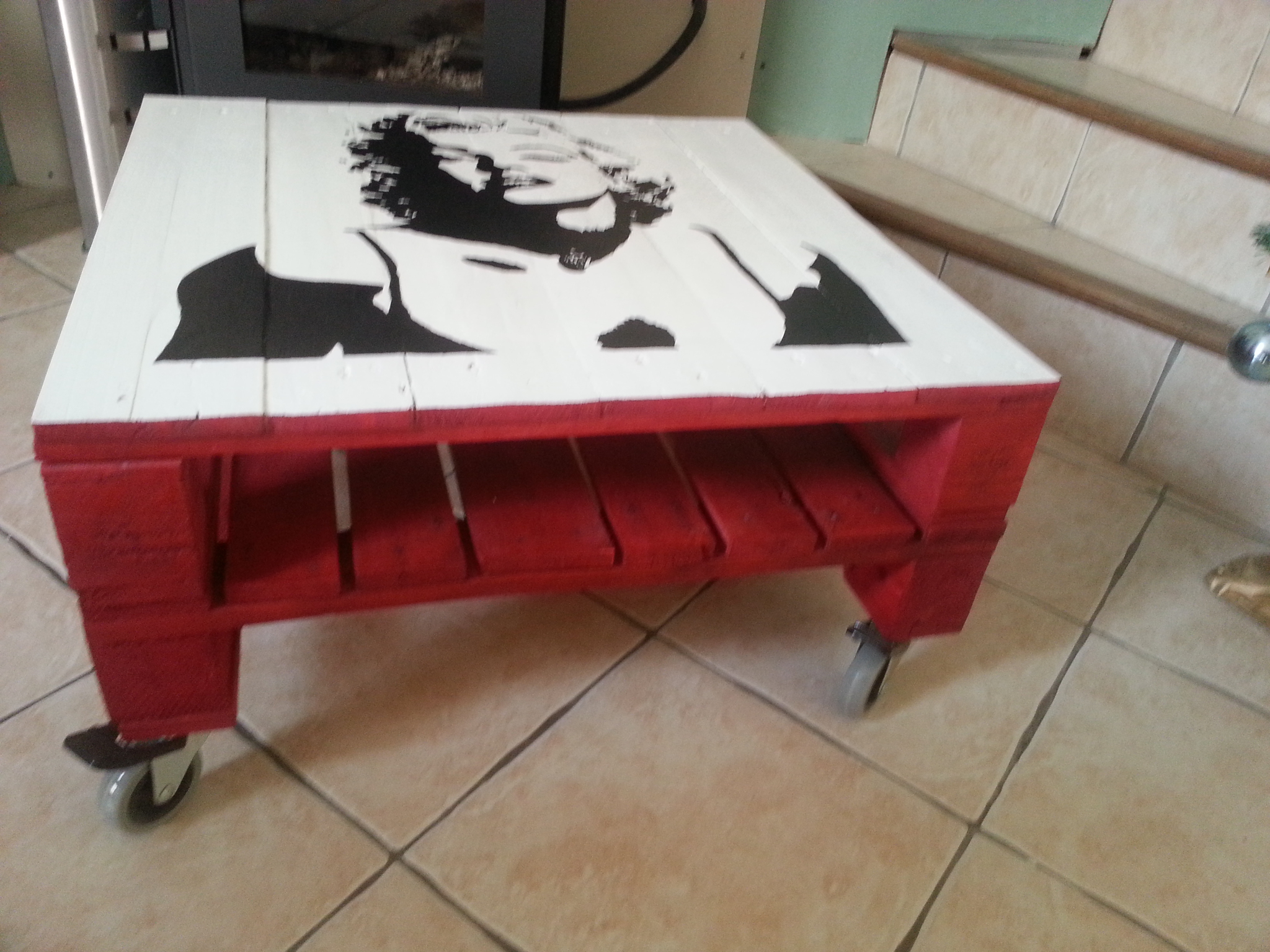 Transformer une palette en bois en table basse