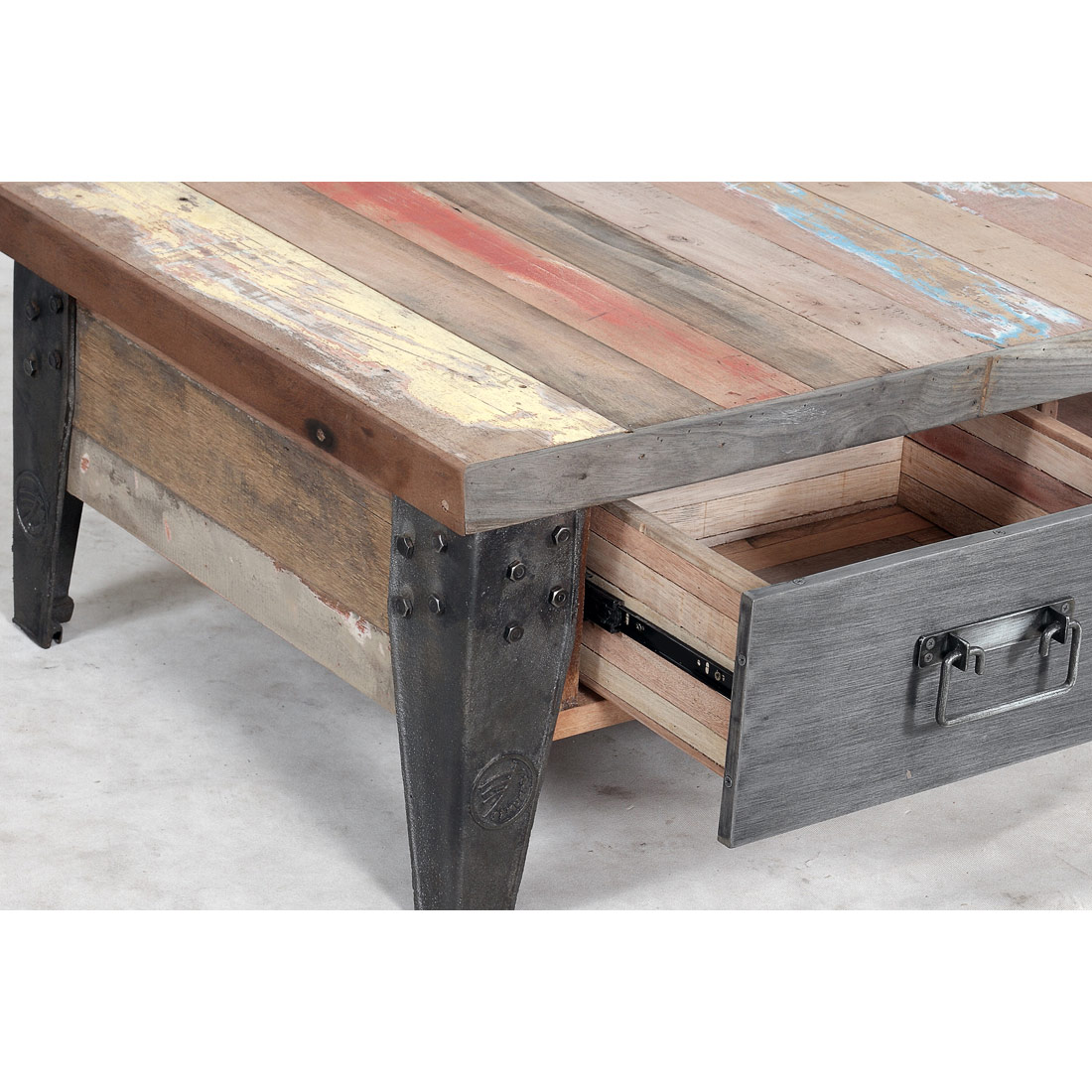 Table basse en bois avec tiroirs