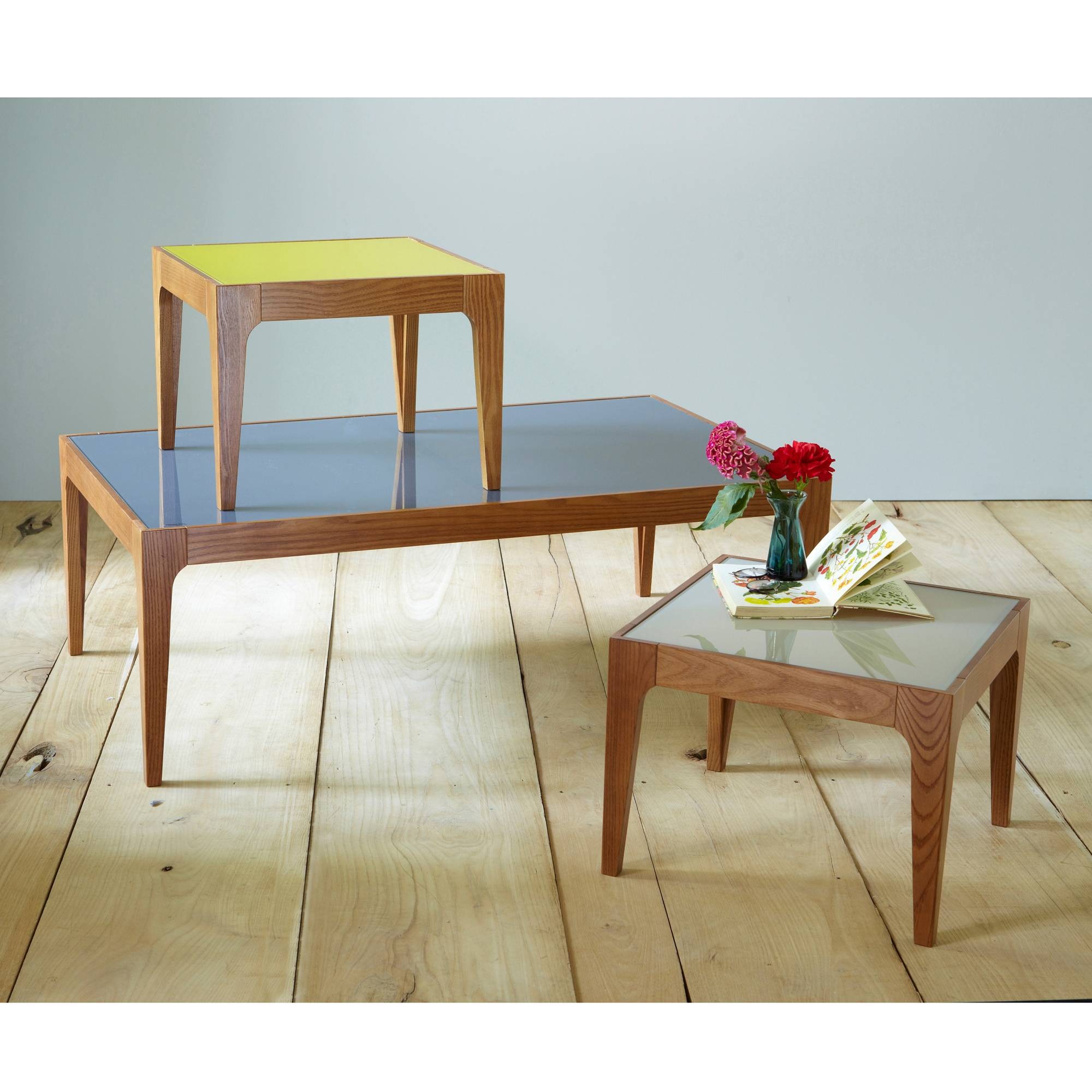 Table basse en verre avec femme
