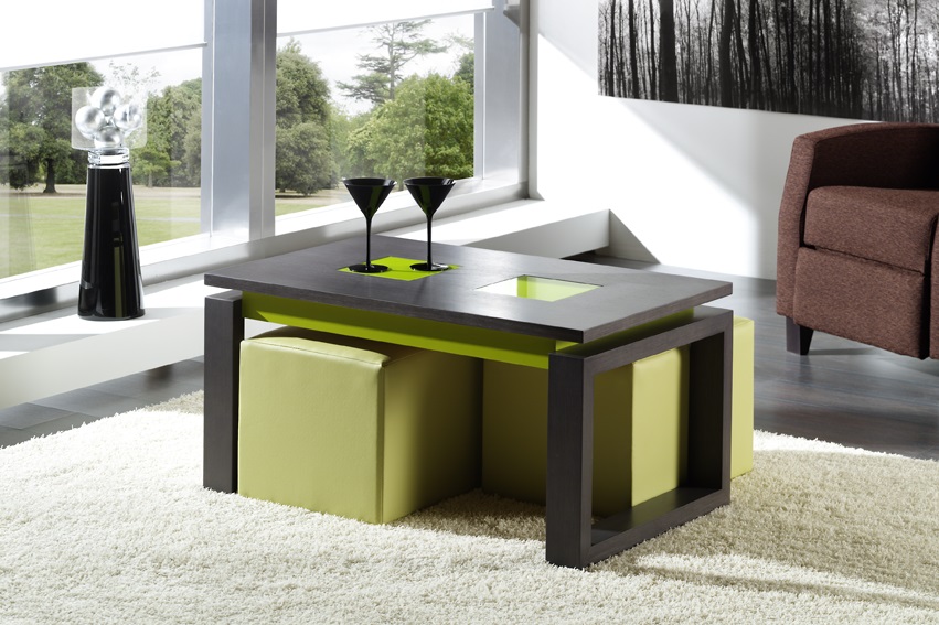 Table basse blanche en verre avec pouf