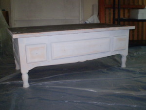 Repeindre une table basse en bois massif