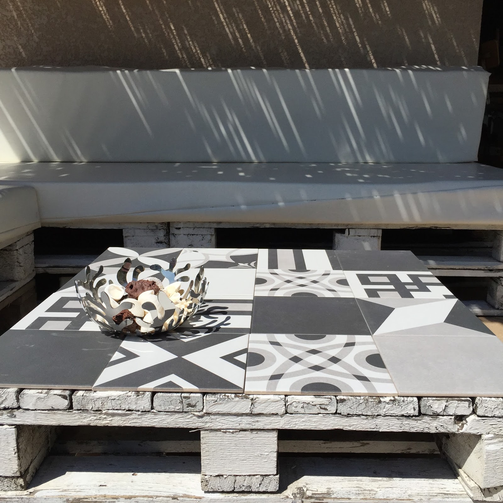 Table basse palette et carreaux de ciment