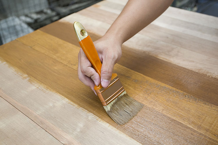 Proteger une table basse en bois