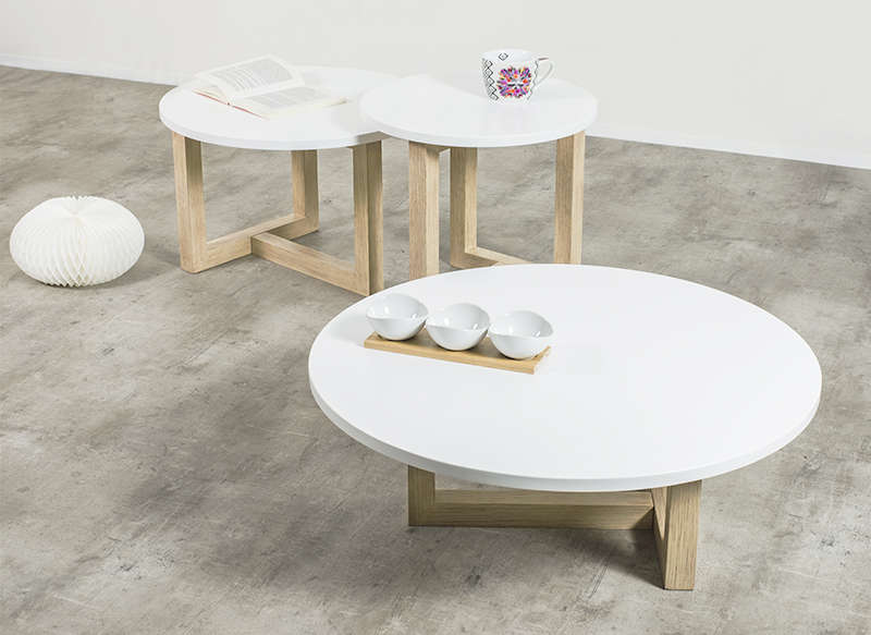 Table basse blanche et bois ronde