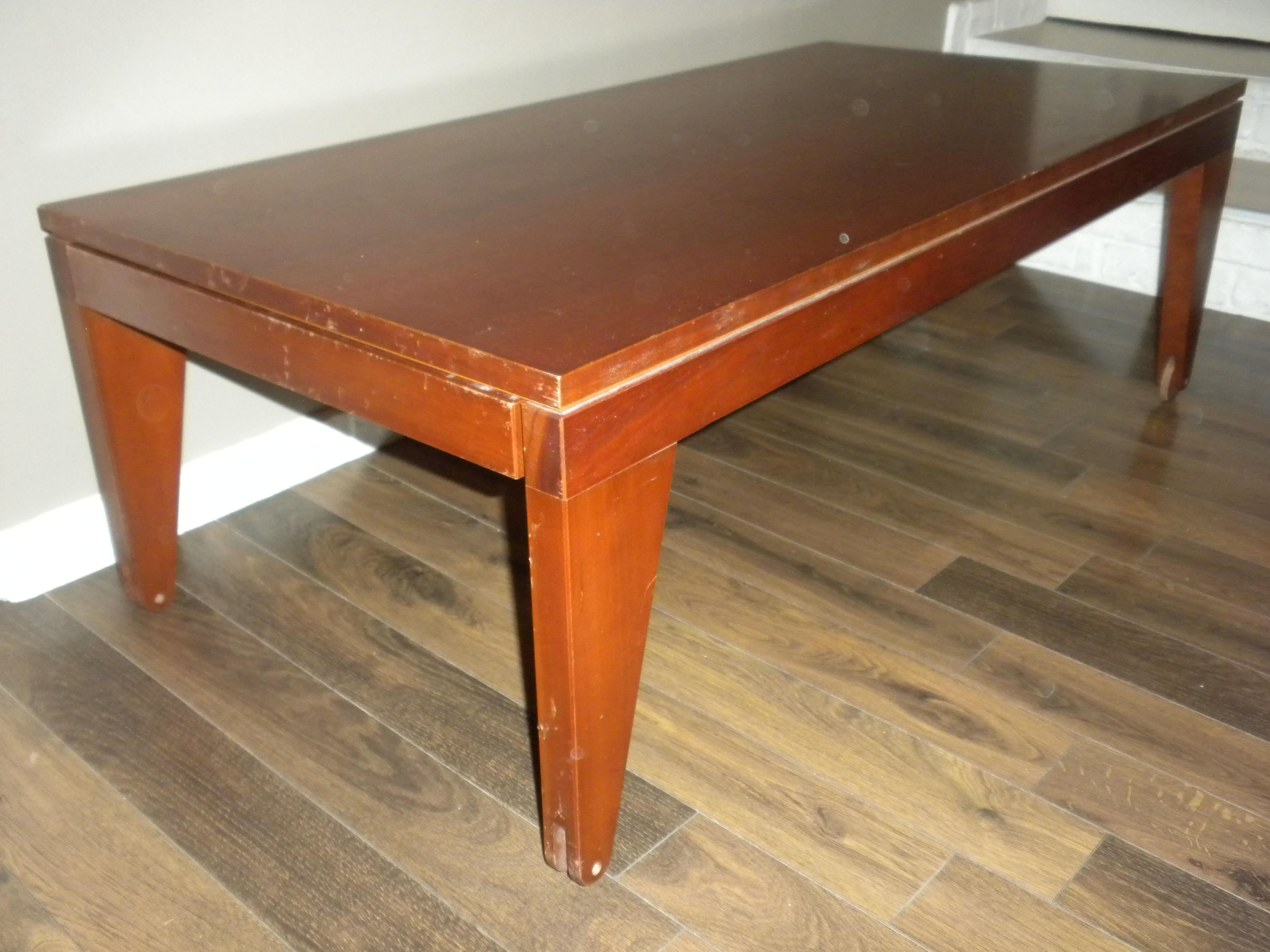 Recouvrir une table basse en bois