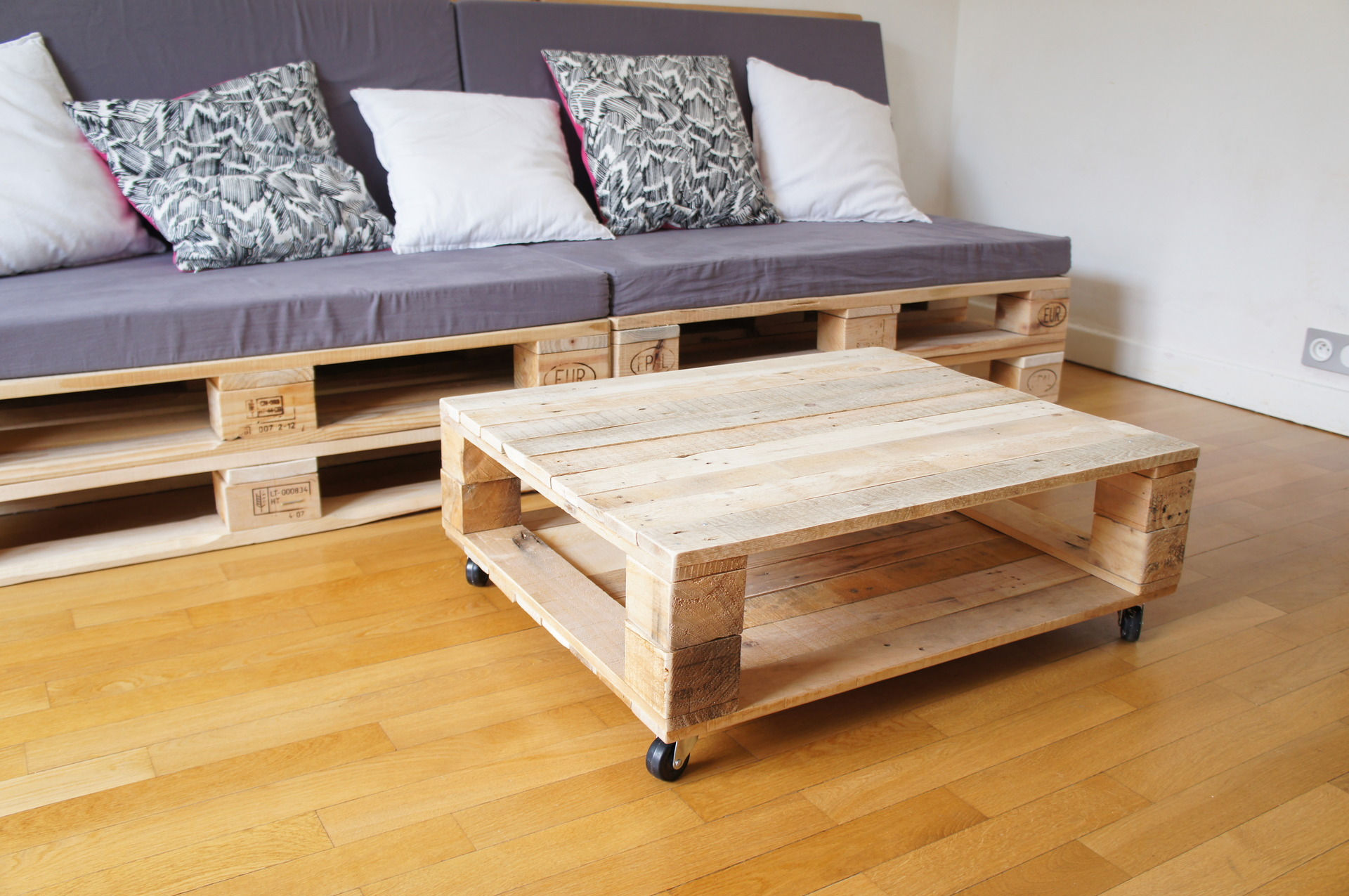 Palette table basse avec roulette