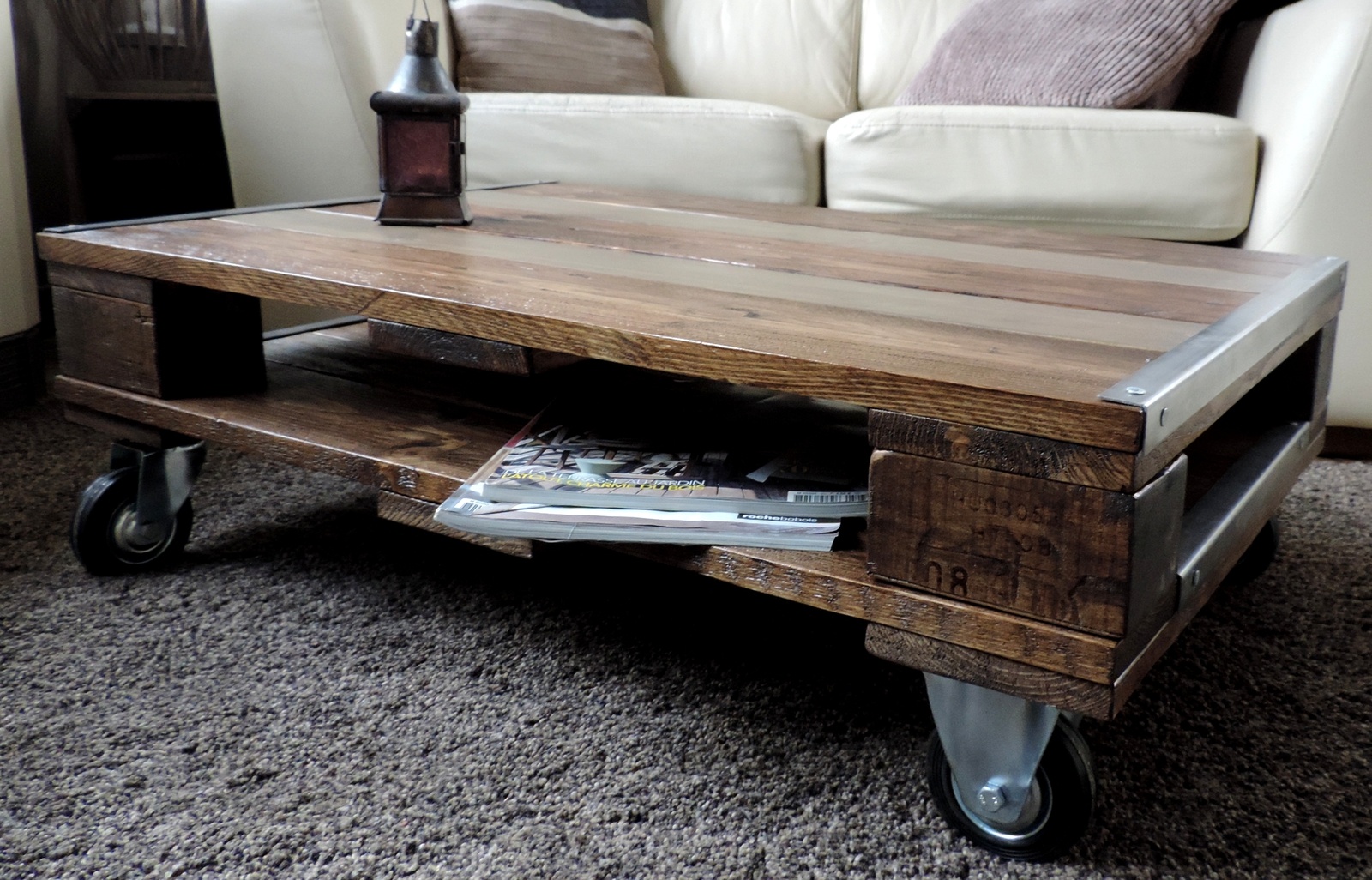 Table basse en palette sur roulette