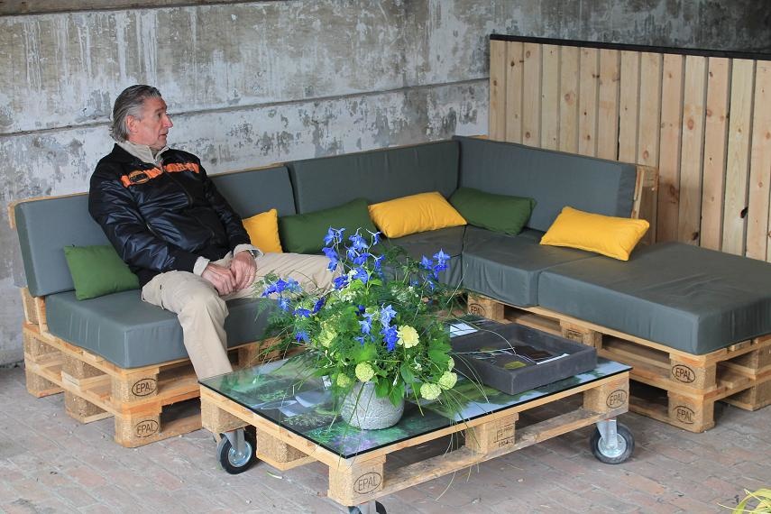 Table basse palette avec plante