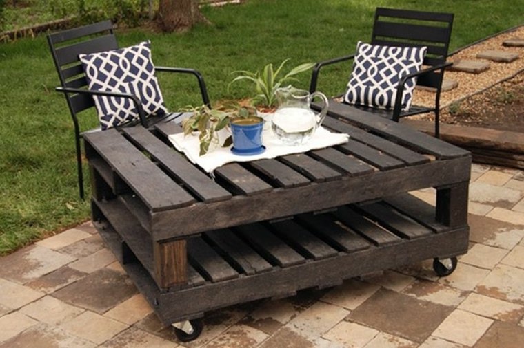 Table basse en palette pour jardin