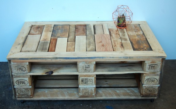 Table basse palette avec ouverture pour rangement