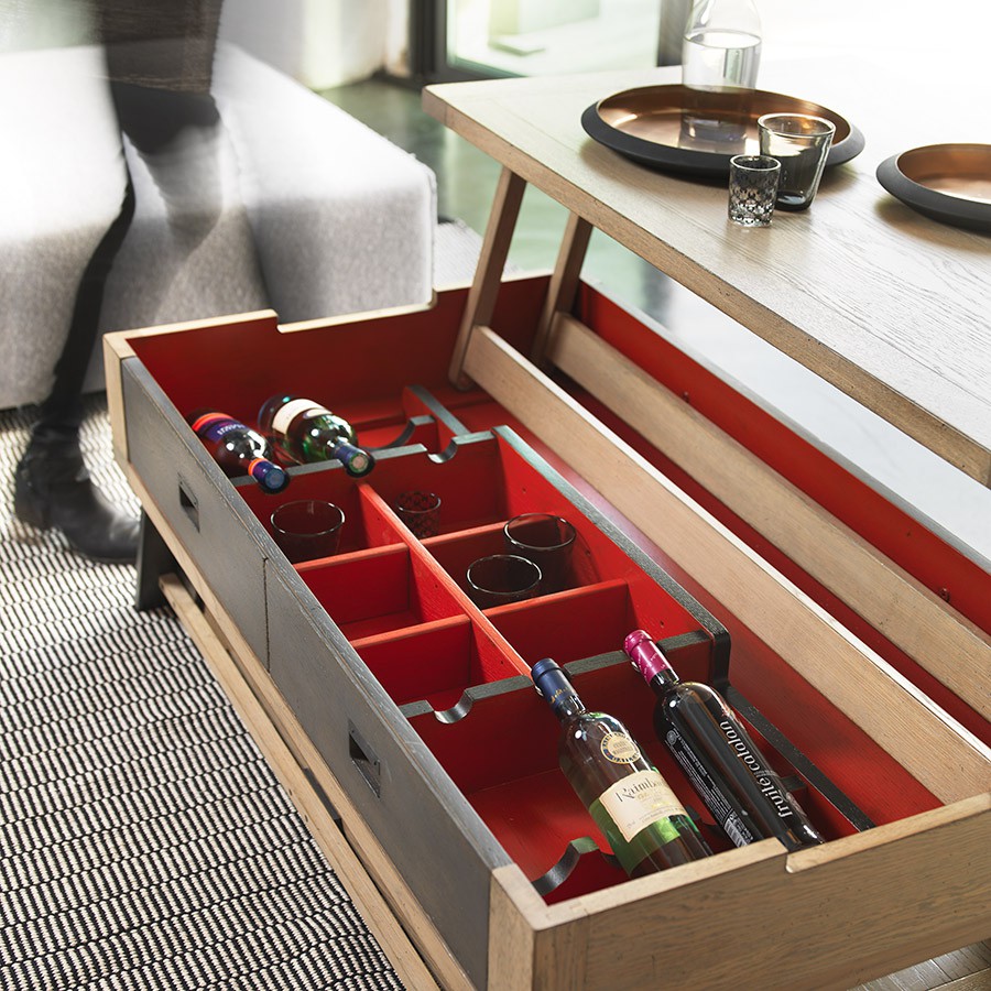 Une table basse avec plateau relevable