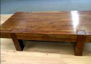 Table basse bois exotique sculpté