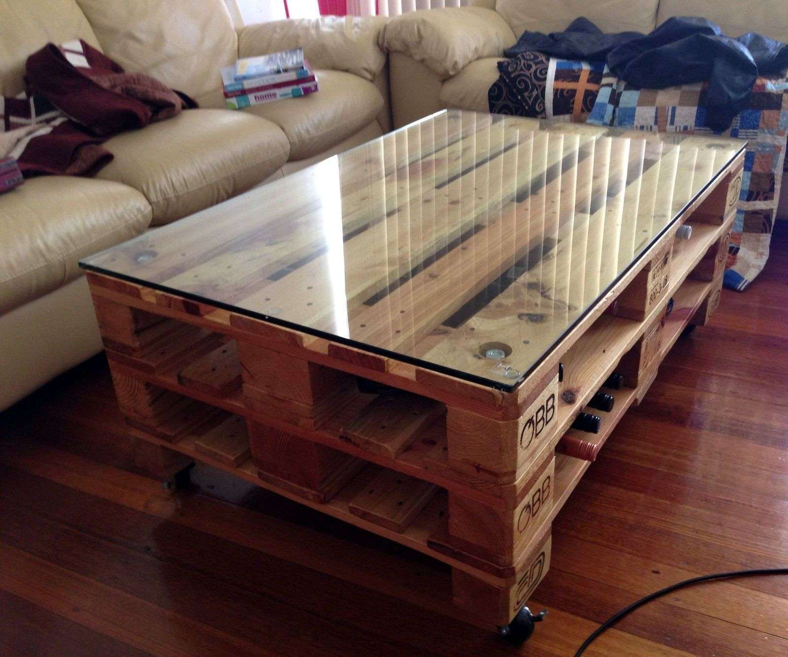 Table basse palette avec verre