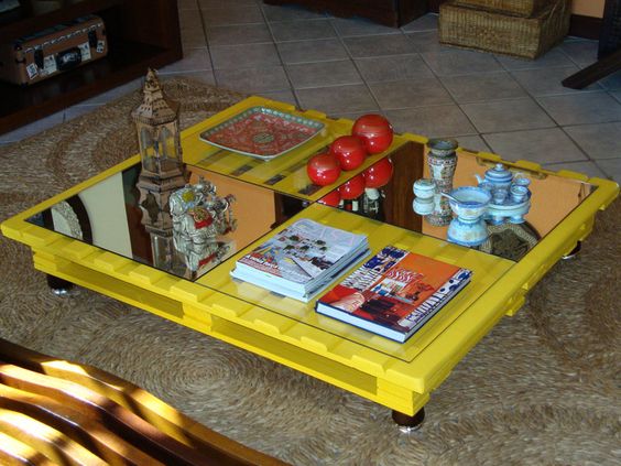 Table basse jaune et bois