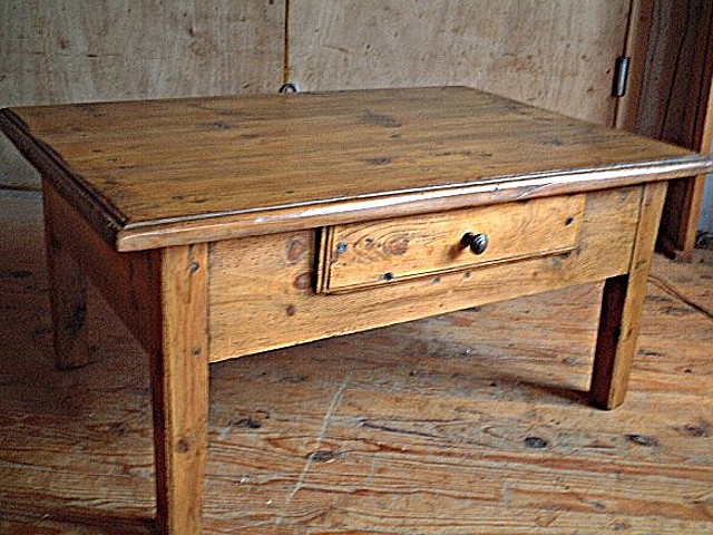 Patiner une table basse en bois