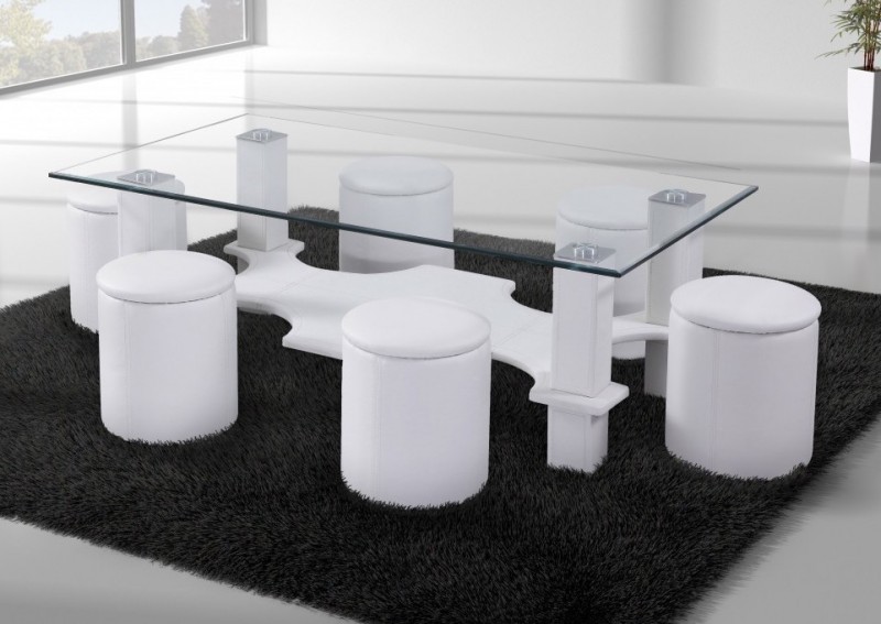 Table basse blanche avec pouf gris