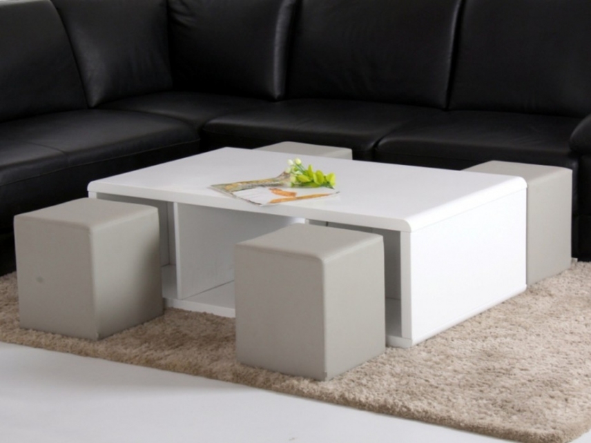 Table basse blanc laqué avec pouf