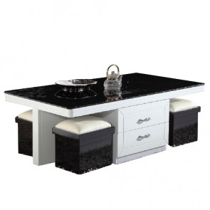 Table basse avec quatre poufs