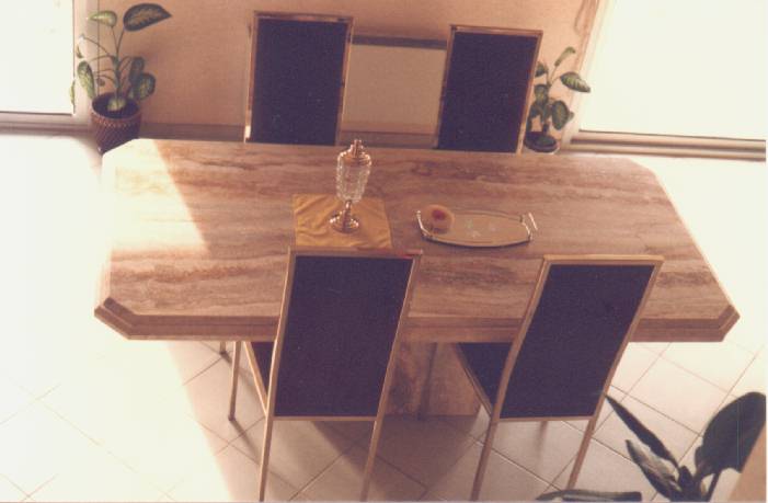 Table basse en marbre travertin